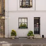 Spacious, Light-Filled 2 Bedroom Apartment