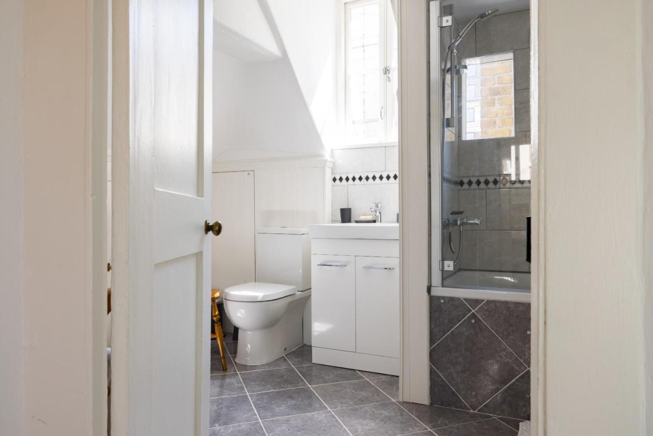 Spacious, Light-filled 2 Bedroom London