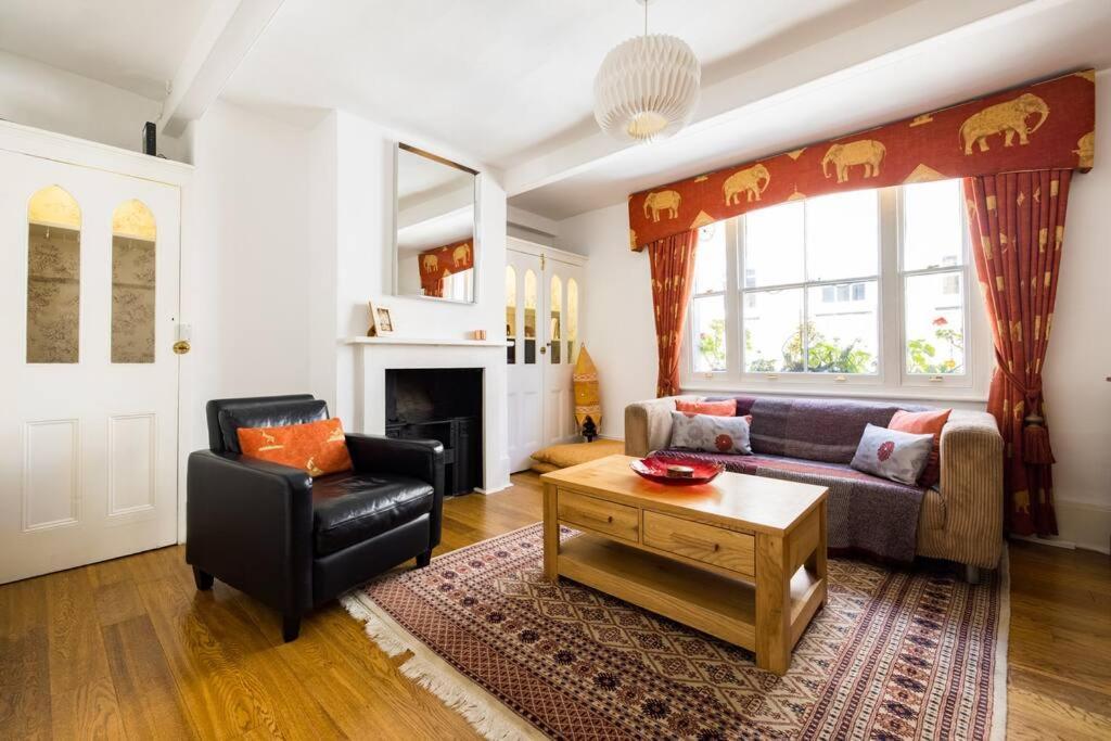 Spacious, Light-filled 2 Bedroom Holiday home *