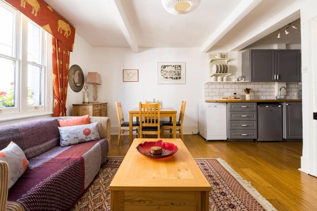 Spacious, Light-filled 2 Bedroom