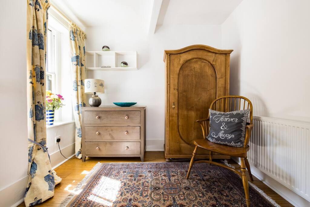 Spacious, Light-filled 2 Bedroom * London